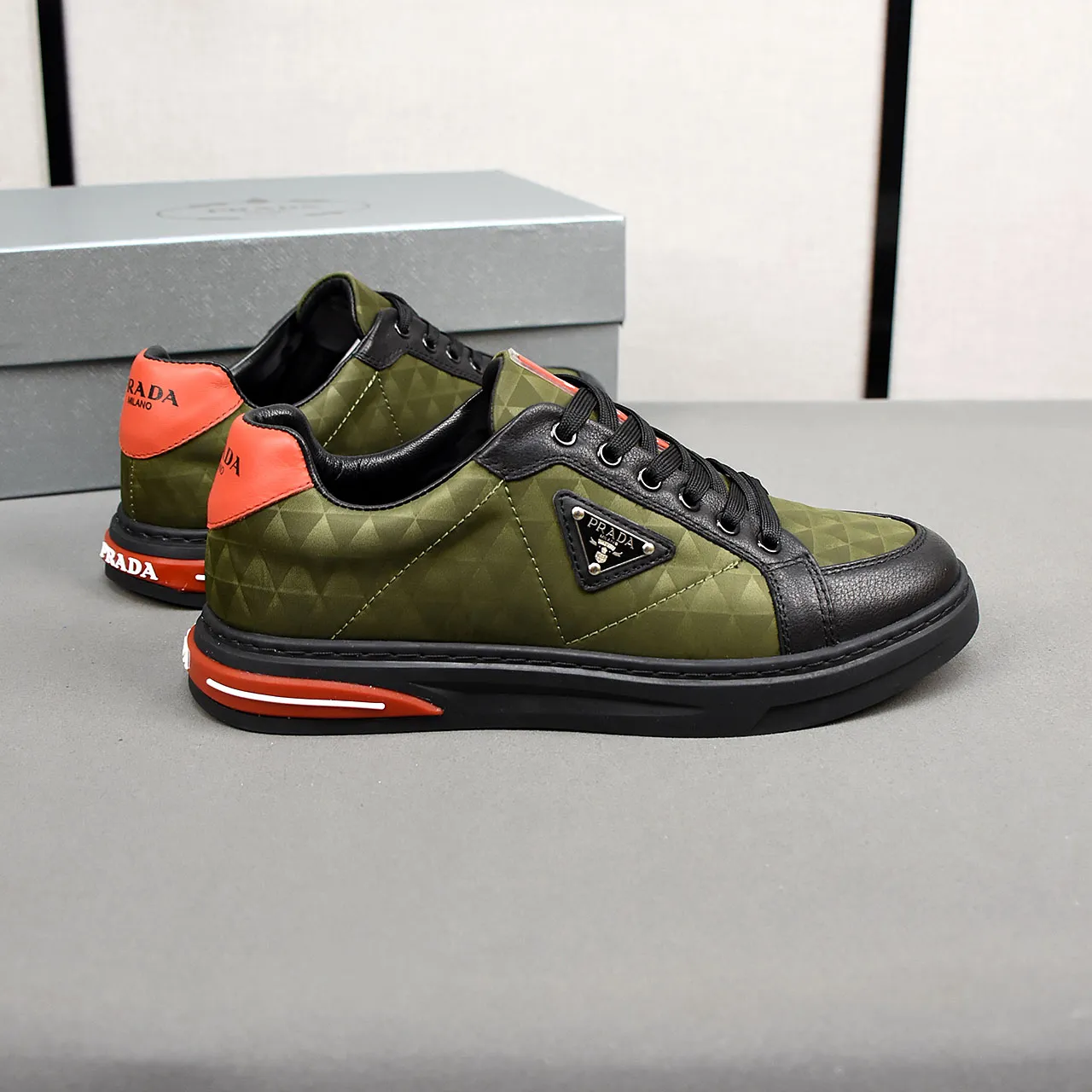 PP420🍄🍄🍄【Prada·PRADA】set off the audience! An international brand that is constantly innovating. This men's casual shoe is the original version. It is made of cowhide leather at a ratio of one to one at the store. It has leather feet and rubber non-slip outsole. It is breathable and comfortable. Quality speaks for itself. 👄38-44
